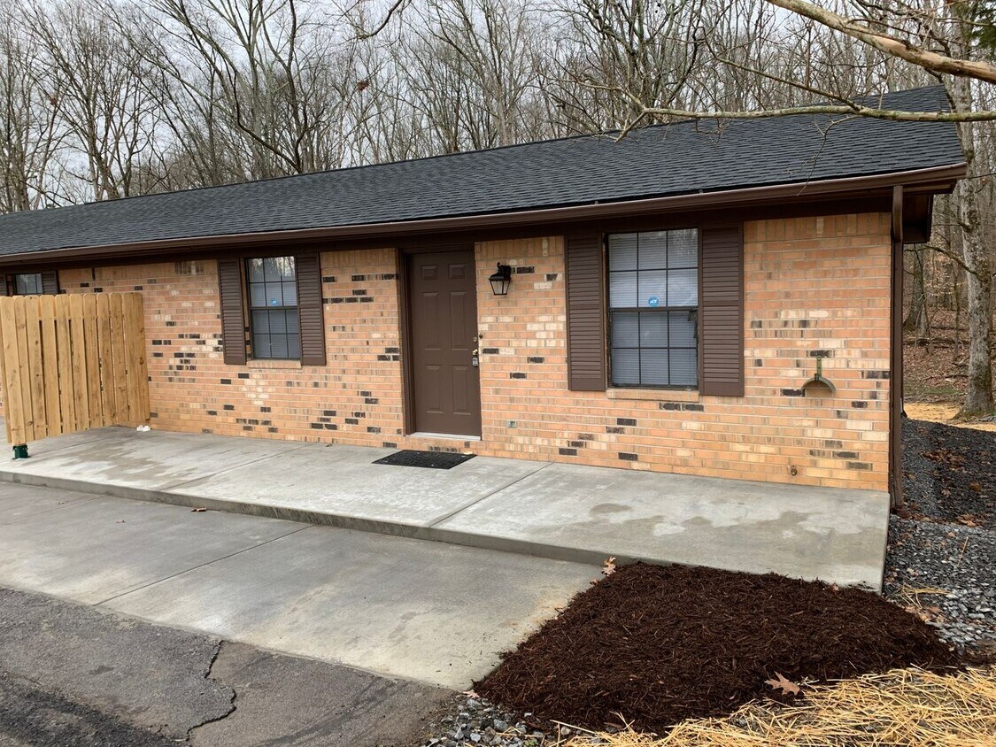 Foto principal - 2 Bedroom 2 Bath Duplex with full semi fin...