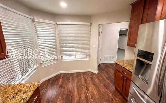 Foto del edificio - 4936 Creekwood Dr