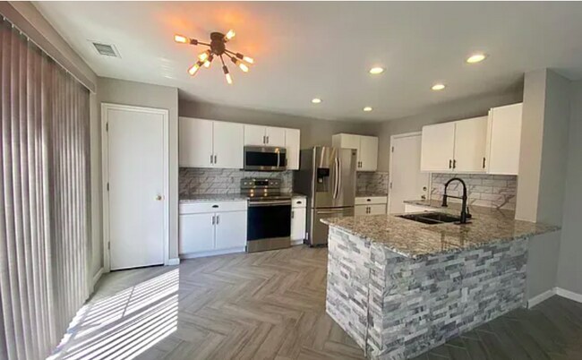 Foto del edificio - 482 E 77th Ave