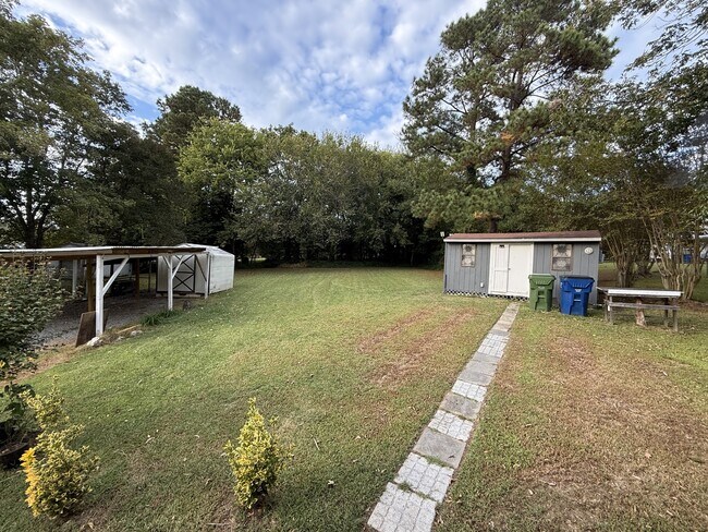 Building Photo - 208 Travora St