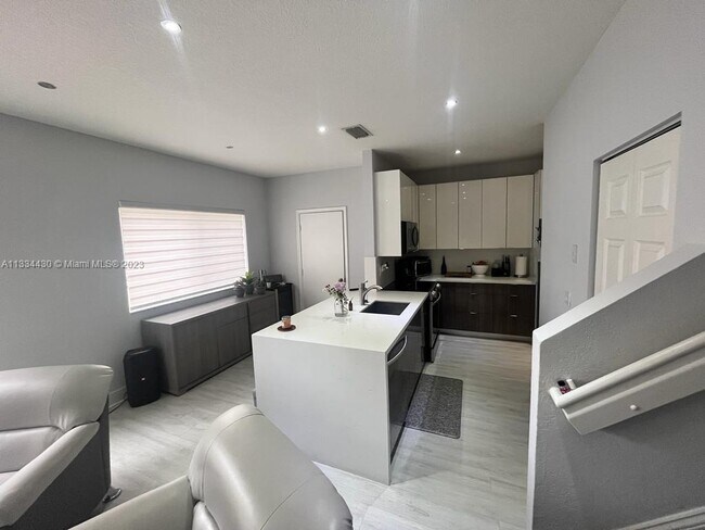 Building Photo - 4746 Lago Vista Dr