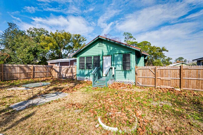 Building Photo - 250 Vernis Ave