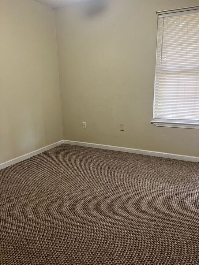 Foto del edificio - Great Location, corner lot very spacious.