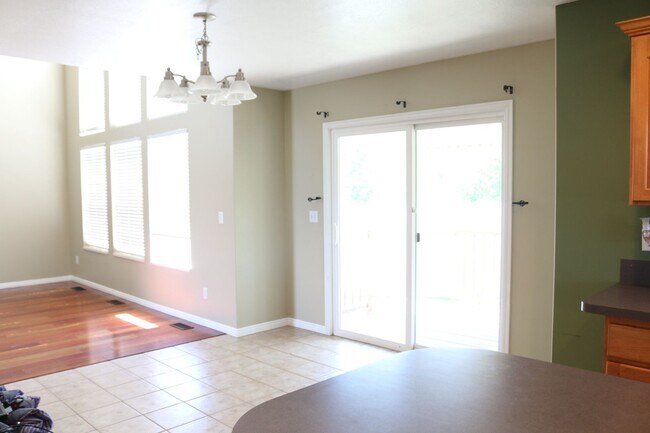 Building Photo - Amazing home in Layton!
