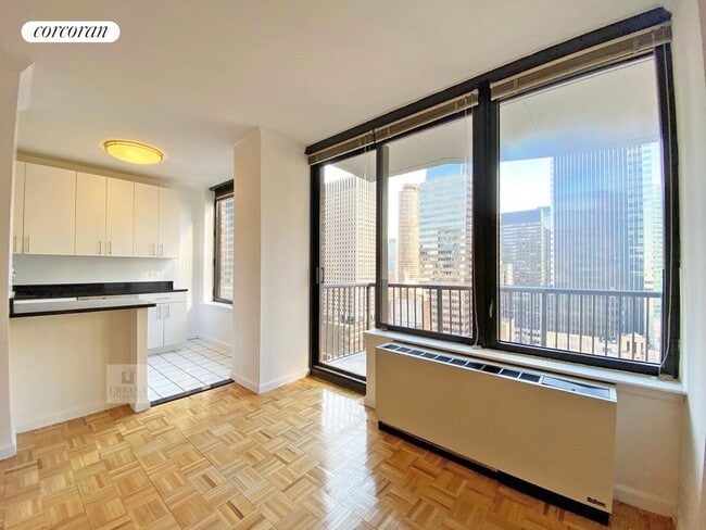 Building Photo - 150 E 57th St