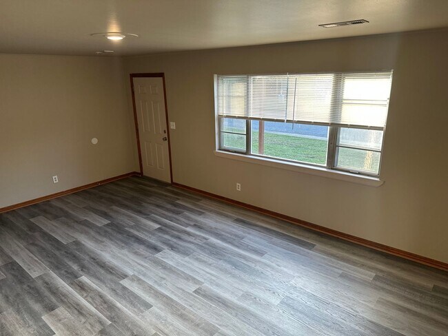 Foto del edificio - Available Now! 3-Bed, 1-Bath Springdale Ho...