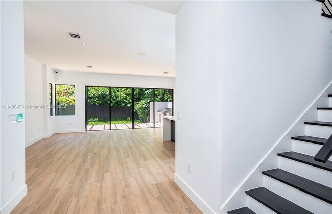 Foto del edificio - $7,300 6650 SW 84th St # 6650