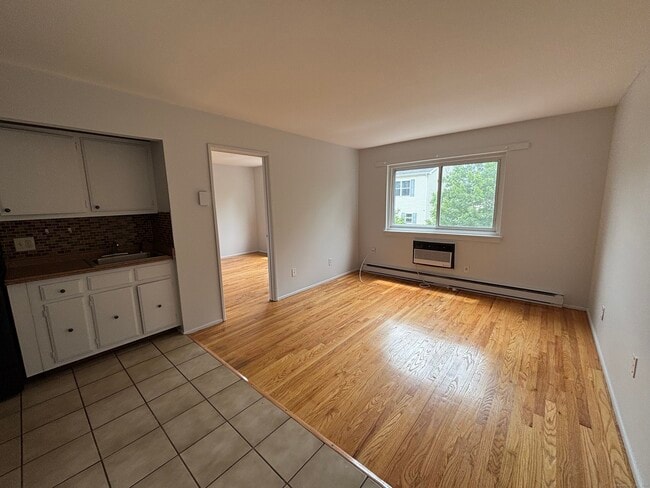 Building Photo - 17 Ferris Ave