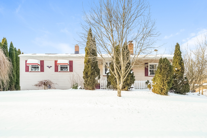 Foto principal - Single-Story Home with Sunroom & Cozy Den