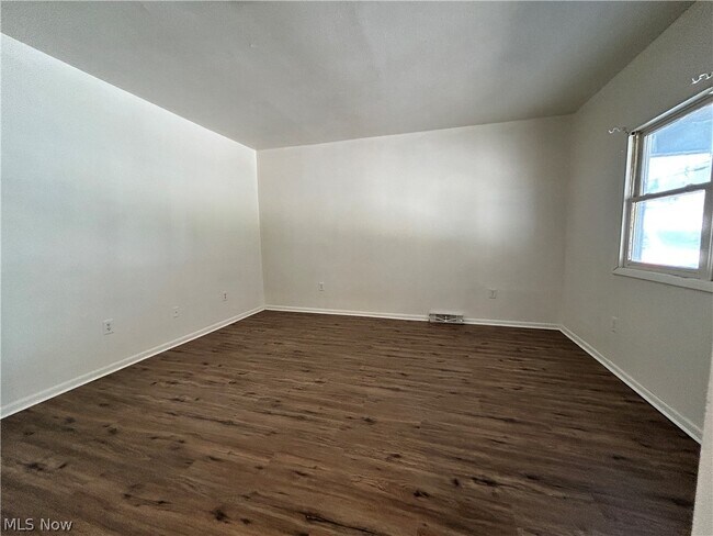 Foto del edificio - 642 Cove Rd