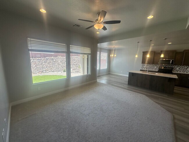 Foto del edificio - 3 bed plus office / 2.5 bath / 3 car Singl...