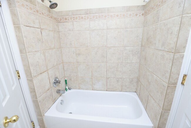 Foto del edificio - Spacious 2-Bedroom Manchester Apartment with TWO Large Balconies!