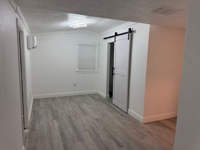 Foto del edificio - Charming 4-Bed Home with Bonus Room in Tampa! Landscaping/Utilities Included. Available Now!!