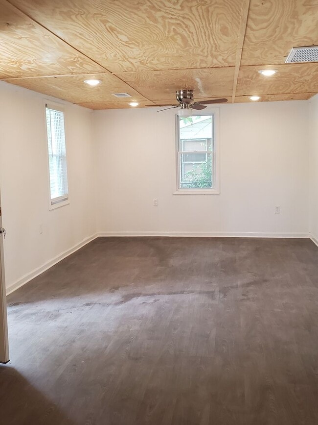 Building Photo - 155 Circle Dr