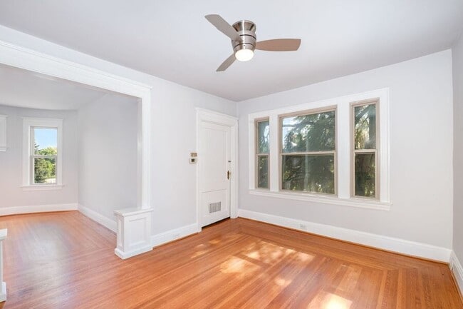 Foto del edificio - 2744 Madison Rd