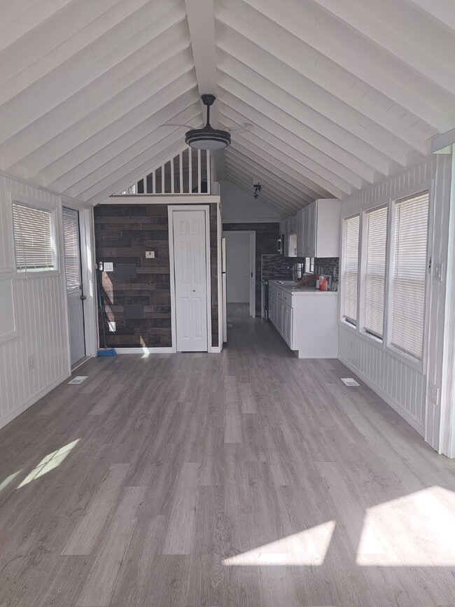 Building Photo - Nicely Redone 1/1 on Center Lake