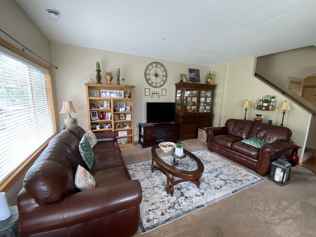 Foto del edificio - Roomy four-bed three-bath Townhome in Lino...
