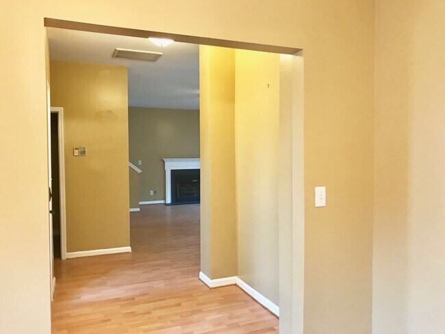 Foto del edificio - 100 Shelby Ct