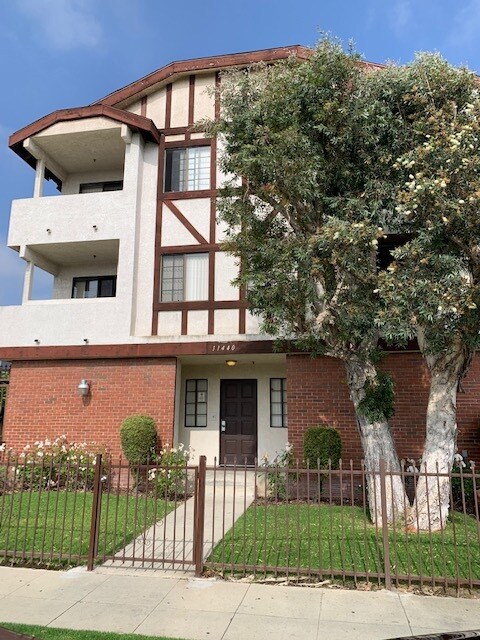 Foto del edificio - 11440 Freeman Ave