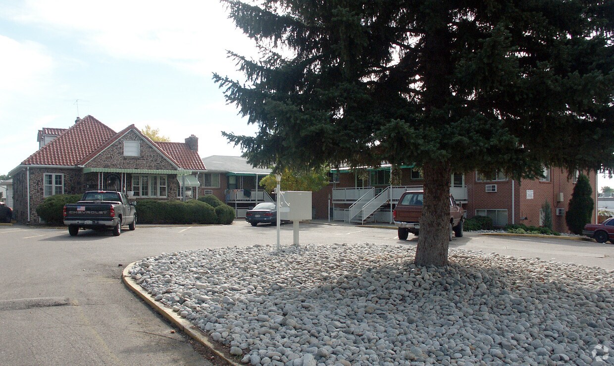 Garland St Apartments - 1600-1604 Garland St