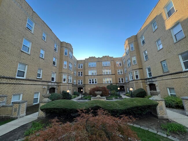 Building Photo - 6322 N Richmond St