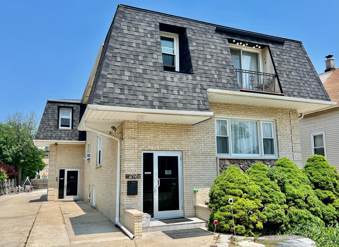 Primary Photo - 6734 W Dakin St