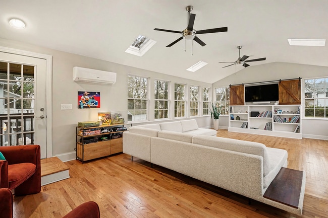 Building Photo - Sylvan Park Charm!