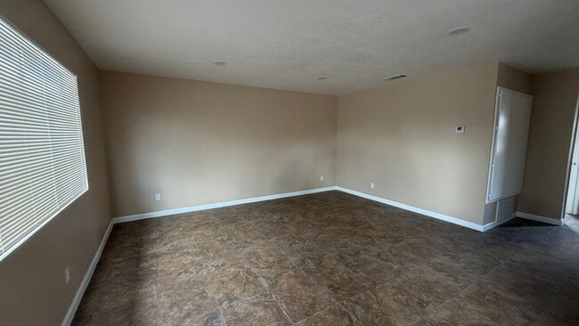 Building Photo - Two Bedroom One Bathroom Apartment in San Bernardino!