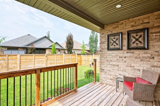 Building Photo - GORGEOUS 2 bed 2 bath home in South Grove Meadows Strathroy