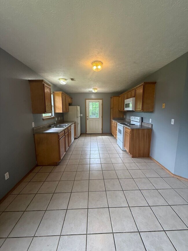 Building Photo - Charming 2 bedroom 2 bath duplex AVAILABLE NOW!