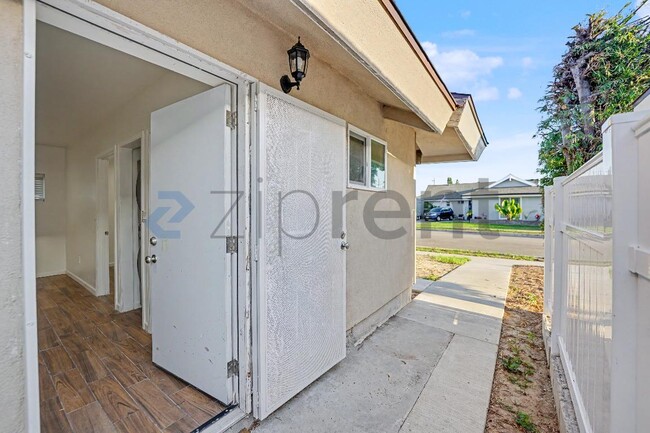 Building Photo - Unit A