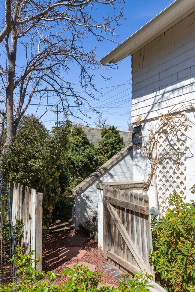Foto del edificio - 1119 Tijeras Ave NW