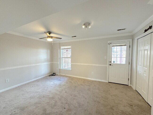 Foto del edificio - Inviting Suburban Retreat with Spacious Layout and Timeless Hardwood Flooring