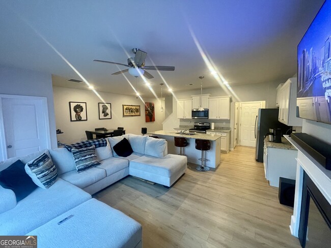 Foto del edificio - 7540 Knoll Hollow Rd