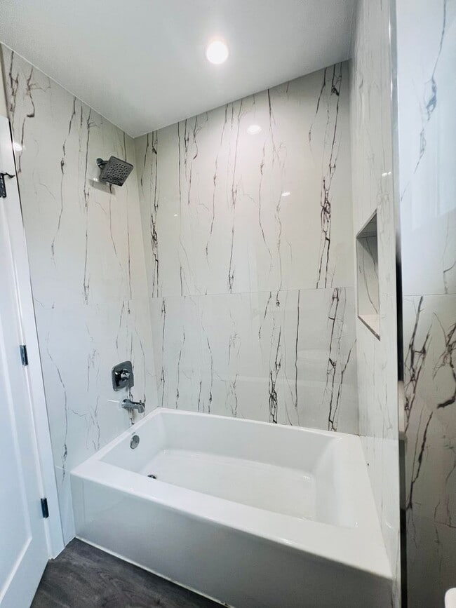 Foto del edificio - Brand New construction! 2 bed 1 bath,  Enj...