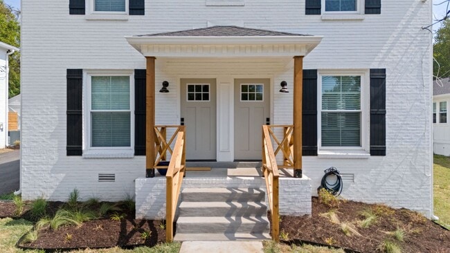 Building Photo - Beautifully Renovated 2BR/1.5BA Townhouse Duplex in West Nashville!