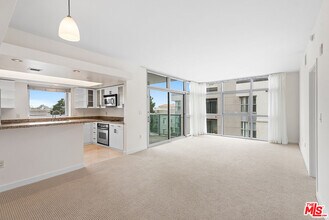 Building Photo - 13700 Marina Pointe Dr