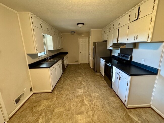 Building Photo - 3 Bedroom Home in Saks!