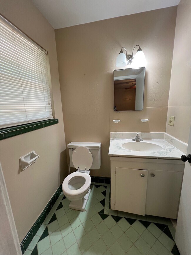 Foto del edificio - 2704 Cedar Dr