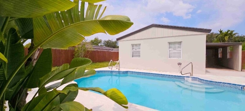 Foto principal - 18025 NE 19th Ave