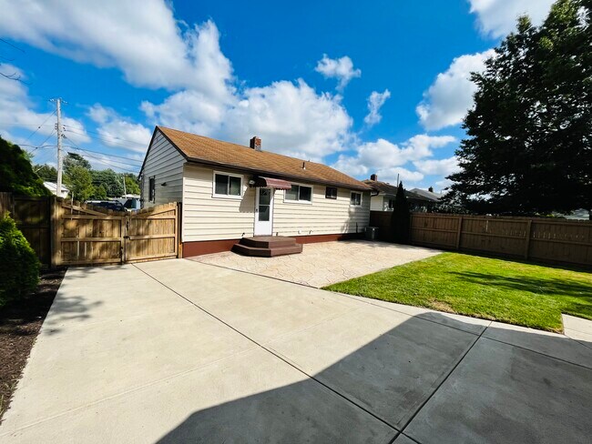 Building Photo - 6016 Alvin Dr