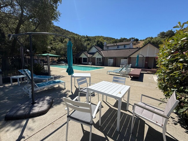 UPPER END UNIT TWO BED / TWO BATH CONDO IN... - UPPER END UNIT TWO BED / TWO BATH CONDO IN...