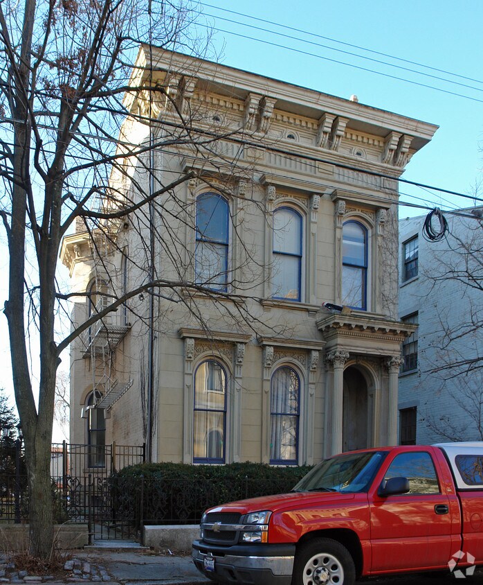 Primary Photo - 837 Dayton St