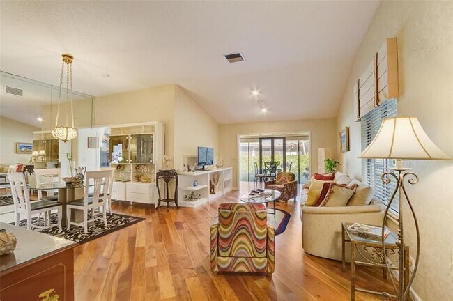 Foto del edificio - 5051 Pine Dr