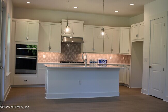 Building Photo - 33 Oakmoss Dr