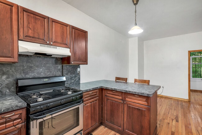 Building Photo - 248 Melrose St