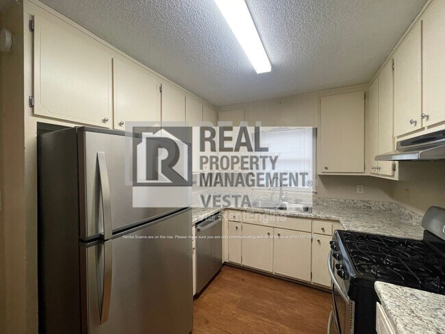 Foto del edificio - 402 Steeple Chase Rd