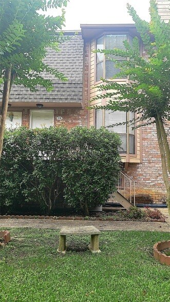 Foto del edificio - 2203 Place Rebecca Ln