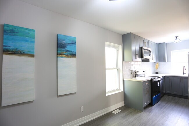 Photo du bâtiment - 2 Bedroom Upper Unit | All Utilities & Parking Included – Available Now!