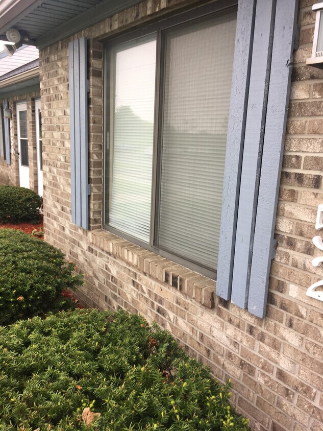 Building Photo - 8194 Creekwood Dr